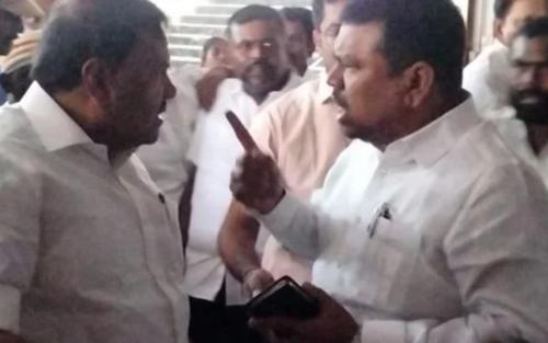 പൊതുവേദിയില് മന്ത്രിയും എംഎല്എയും ഏറ്റുമുട്ടി; കളക്ടറെ തള്ളി താഴെയിട്ടു പൊതുവേദിയില് മന്ത്രിയും എംഎല്എയും ഏറ്റുമുട്ടി; കളക്ടറെ തള്ളി താഴെയിട്ടു
