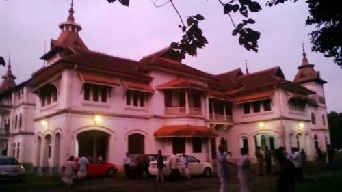 കവടിയാർ കൊട്ടാരത്തിലെ കവർച്ച: അകത്തുനിന്ന് സഹായം ലഭിച്ചതായി സൂചന; ഉത്തർപ്രദേശിൽ അഭിഭാഷകൻ വെടിയേറ്റ് മരിച്ചു