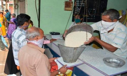 ഇനി രണ്ട് മാസത്തെ റേഷൻ ഒന്നിച്ചു നൽകില്ല; നീല കാർഡുകാരുടെ അധിക അരിയും വെട്ടിക്കുറച്ചു