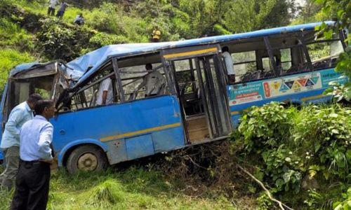 ഹിമാചൽ പ്രദേശിൽ ബസ് കൊക്കയിൽ വീണു; എട്ട് പേർ മരിച്ചു ഹിമാചൽ പ്രദേശിൽ ബസ് കൊക്കയിൽ വീണു; എട്ട് പേർ മരിച്ചു