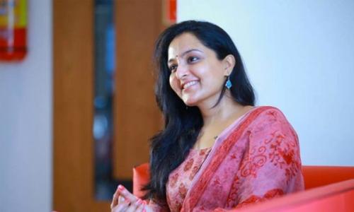 തി­ലകൻ സ്മാ­രക കലാ­ സാംസ്കാ­രി­ക വേ­ദി­യു­ടെ­ സി­നി­മ പു­രസ്കാ­രം മഞ്ജു­ വാ­ര്­യർ­ക്ക്