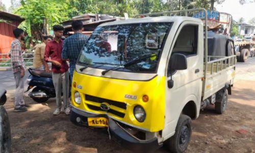ഈരാറ്റുപേട്ടയിൽ എൽഡിഎഫ് ബൂത്ത് കമ്മിറ്റി ഓഫീസിലേക്ക് വാഹനം ഇടിച്ചുകയറ്റി ഈരാറ്റുപേട്ടയിൽ എൽഡിഎഫ് ബൂത്ത് കമ്മിറ്റി ഓഫീസിലേക്ക് വാഹനം ഇടിച്ചുകയറ്റി