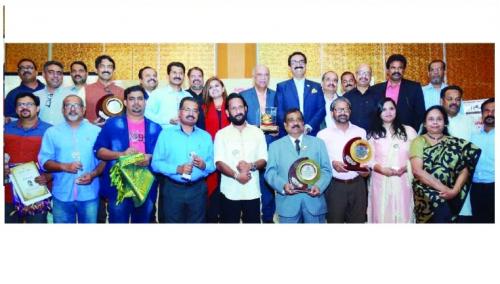 ചിരന്തന മാധ്യമ പുരസ്കാരങ്ങള്‍ സമ്മാനിച്ചു; അതിവിശിഷ്ട മാധ്യമ വ്യക്തിത്വ പുരസ്കാരം   തോമസ് ജേക്കബിന്