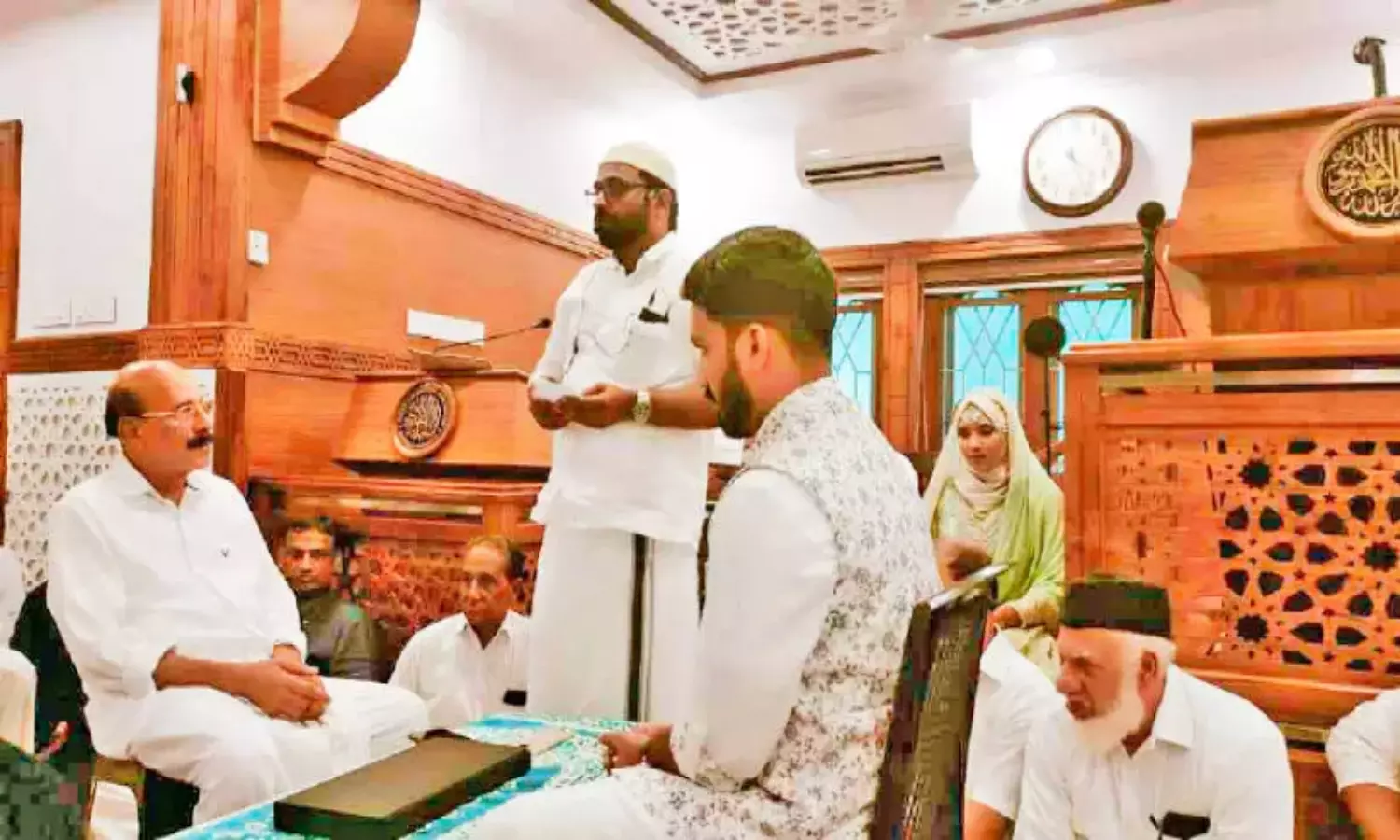 പള്ളിയില് നിക്കാഹിന് സാക്ഷിയായി വധു; വേദിയില് വച്ച് മഹറും സ്വീകരിച്ചു പള്ളിയില് നിക്കാഹിന് സാക്ഷിയായി വധു; വേദിയില് വച്ച് മഹറും സ്വീകരിച്ചു