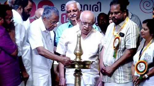 കലയുടെ പൂരം തൃശൂരിൽ: കലാകാരനെ മതത്തിന്റെ കണ്ണിലൂടെ കാണരുതെന്ന് മുഖ്യമന്ത്രി