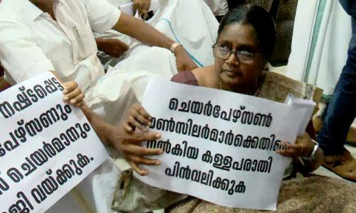 സിപിഐഎമ്മുമായി സഹകരിക്കില്ല: പ്രതിപക്ഷത്തിനൊപ്പം പ്രതിഷേധിച്ച് കലാ രാജു സിപിഐഎമ്മുമായി സഹകരിക്കില്ല: പ്രതിപക്ഷത്തിനൊപ്പം പ്രതിഷേധിച്ച് കലാ രാജു