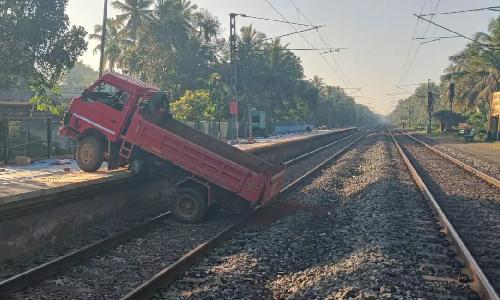 മുക്കാളിയിൽ ടിപ്പർ ലോറി ട്രാക്കിലേക്ക് മറിഞ്ഞു; ട്രെയിൻ ഗതാഗതം തടസ്സപ്പെട്ടു