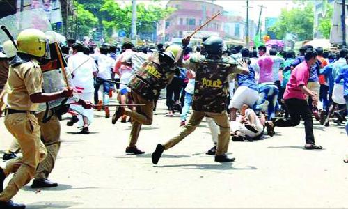 പ്ലസ് വൺ‍ സീ­റ്റ് വർ‍­ദ്ധന ആവശ്യപ്പെ­ട്ട് നടത്തിയ പ്രകടനം ആക്രമണത്തിൽ കലാശിച്ചു