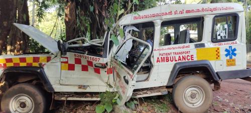 കണ്ണൂരിൽ ആംബുലൻസ് നിയന്ത്രണം വിട്ട് മരത്തിലടിച്ച് മൂന്ന് മരണം 