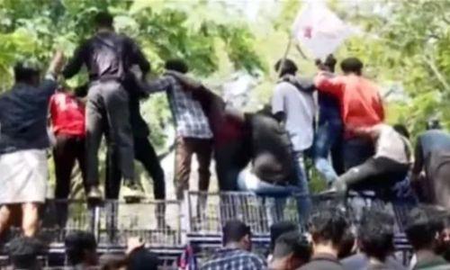 രാജ്ഭവനു മുന്നിൽ സംഘർഷം; ബാരിക്കേഡ് ചാടിക്കടന്ന് എസ്എഫ്ഐ പ്രവർത്തകർ രാജ്ഭവനു മുന്നിൽ സംഘർഷം; ബാരിക്കേഡ് ചാടിക്കടന്ന് എസ്എഫ്ഐ പ്രവർത്തകർ