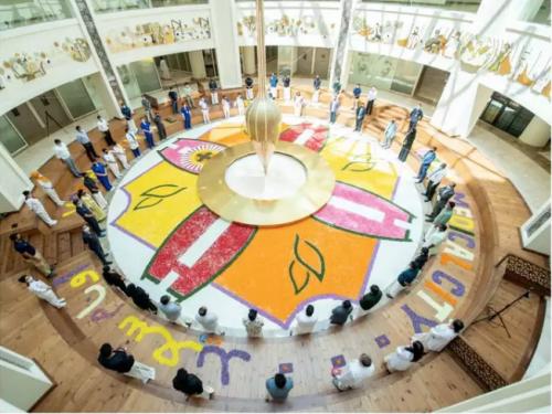 300 കിലോ പൂക്കൾ ഉപയോഗിച്ച് 300 ചതുരശ്ര മീറ്ററിൽ അബുദാബിയിൽ ഒരു പൂക്കളം