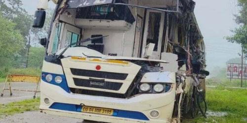 ഛത്തീസ്ഗഢിൽ നിർത്തിയിട്ടിരുന്ന ട്രക്കിലേക്ക് ബസ് ഇടിച്ച് ഏഴുപേർ മരിച്ചു ഛത്തീസ്ഗഢിൽ നിർത്തിയിട്ടിരുന്ന ട്രക്കിലേക്ക് ബസ് ഇടിച്ച് ഏഴുപേർ മരിച്ചു