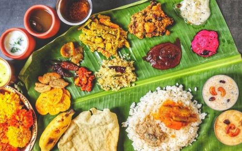ഓണസദ്യയ്ക്ക് കൊച്ചി റെഡി: 400 രൂപയുടെ വെജ് സദ്യ മുതൽ ലക്ഷ്വറി നോൺ-വെജ് വിഭവങ്ങൾ വരെ