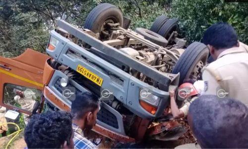 ചരക്കുലോറി ട്രാക്കിലേക്ക് മറിഞ്ഞ് ഡ്രൈവർ മരിച്ചു; വൻ ദുരന്തത്തിൽ നിന്ന് രക്ഷപ്പെട്ട് പാലരുവി എക്സ്പ്രസ് ചരക്കുലോറി ട്രാക്കിലേക്ക് മറിഞ്ഞ് ഡ്രൈവർ മരിച്ചു; വൻ ദുരന്തത്തിൽ നിന്ന് രക്ഷപ്പെട്ട് പാലരുവി എക്സ്പ്രസ്