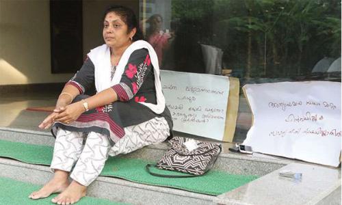 അനിശ്ചിതകാല നിരാഹാരത്തിനിടെ കുഴഞ്ഞുവീണ പ്രിൻസിപ്പൽ ആശുപത്രിയിൽ 