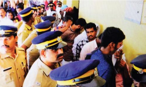 മധു­വി­ന്റെ­ കൊ­ലപാ­തകം : 16 പ്രതി­കളെ­യും മജി­സ്‌ട്രേ­റ്റിന് മു­ന്നിൽ‍ ഹാ­ജരാ­ക്കി­