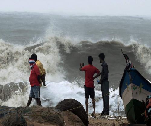 നിവാർ ചുഴലിക്കാറ്റ് ഇന്ന് തീരം തൊടും, തമിഴ്നാട്ടിൽ അതീവ ജാഗ്രത