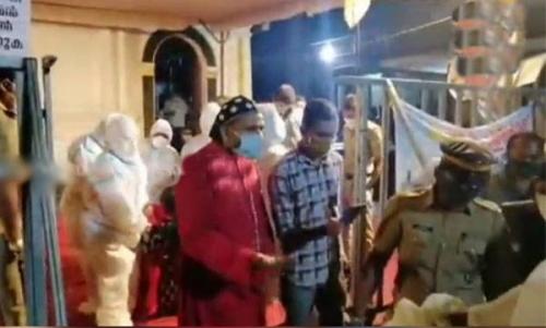 പ്രതിഷേധത്തിനിടെ മുളന്തുരുത്തി പള്ളി പോലീസ് സഹായത്തോടെ ജില്ലാ ഭരണകൂടം ഏറ്റെടുത്തു