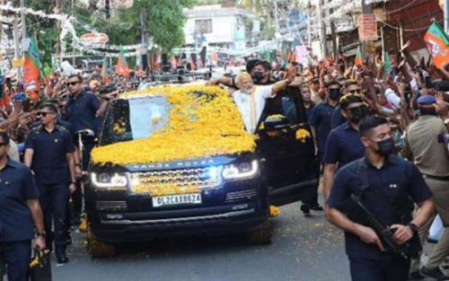 പ്രധാനമന്ത്രിക്കെതിരേ പരാതി: റോഡ് ഷോയിൽ കാറിന്റെ തുറന്ന ഡോറിൽ തൂങ്ങി യാത്ര പ്രധാനമന്ത്രിക്കെതിരേ പരാതി: റോഡ് ഷോയിൽ കാറിന്റെ തുറന്ന ഡോറിൽ തൂങ്ങി യാത്ര