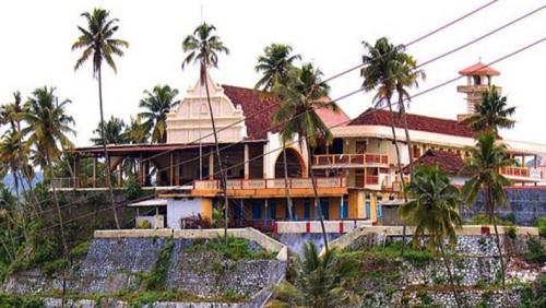 പിറവം കേസില്‍ നിന്നും ഹൈക്കോടതി ജഡ്ജിമാര്‍ പിന്മാറി