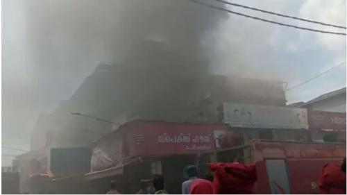 കോഴിക്കോട് നഗരത്തിൽ വൻ തീപ്പിടുത്തം കോഴിക്കോട് നഗരത്തിൽ വൻ തീപ്പിടുത്തം
