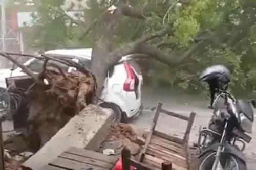ഉത്തർപ്രദേശിൽ കനത്ത മഴയും കൊടുങ്കാറ്റും: 33 മരണം, വ്യാപക നാശനഷ്ടങ്ങൾ