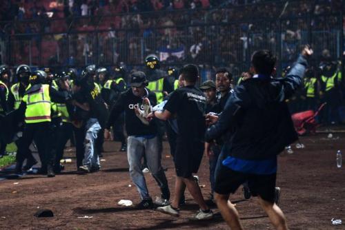 ഇന്തോനേഷ്യയിൽ ഫുട്ബോൾ മത്സരത്തിനിടെയുണ്ടായ സംഘർഷത്തിൽ മരിച്ചവരുടെ എണ്ണം 174 ആയി ഇന്തോനേഷ്യയിൽ ഫുട്ബോൾ മത്സരത്തിനിടെയുണ്ടായ സംഘർഷത്തിൽ മരിച്ചവരുടെ എണ്ണം 174 ആയി