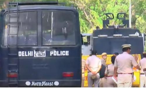 എ.ഐ.സി.സി ആസ്ഥാനത്തിന് പുറത്ത് കോൺഗ്രസ് പ്രവർത്തകരുടെ പ്രതിഷേധം; പൊലീസ് അറസ്റ്റ് ചെയ്ത് നീക്കി എ.ഐ.സി.സി ആസ്ഥാനത്തിന് പുറത്ത് കോൺഗ്രസ് പ്രവർത്തകരുടെ പ്രതിഷേധം; പൊലീസ് അറസ്റ്റ് ചെയ്ത് നീക്കി