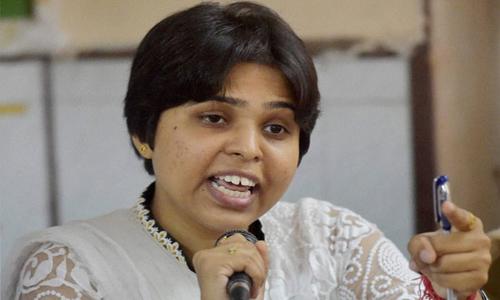 തൃപ്തി ദേശായി മുംബൈയിലേക്കു മടങ്ങി : മുൻകൂട്ടി അറിയിക്കാതെ തിരിച്ചെത്തും 