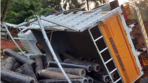 വയനാട്ടിൽ ആശുപത്രിയിലേക്ക് കൊണ്ടുവന്ന ഓക്‌സിജൻ വാഹനം മറിഞ്ഞു