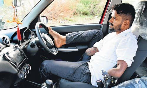 ഇരുകൈകളും നഷ്ടപ്പെട്ട യുവാവിന് ഒടുവിൽ ഡ്രൈവിങ് ലൈസൻസ് ഇരുകൈകളും നഷ്ടപ്പെട്ട യുവാവിന് ഒടുവിൽ ഡ്രൈവിങ് ലൈസൻസ്