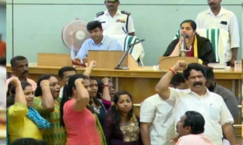 ഡ്രൈവർ-മേയർ തർക്കം; തിരുവനന്തപുരം നഗരസഭാ കൗൺസിൽ യോഗത്തിൽ BJP പ്രതിഷേധം ഡ്രൈവർ-മേയർ തർക്കം; തിരുവനന്തപുരം നഗരസഭാ കൗൺസിൽ യോഗത്തിൽ BJP പ്രതിഷേധം