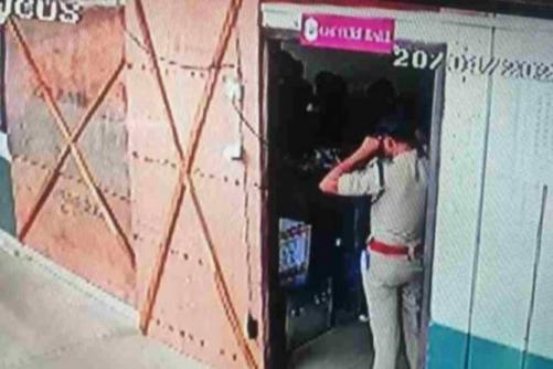 കോഴിക്കോട് വോ​ട്ടിം​ഗ് യ​ന്ത്രം സൂ​ക്ഷി​ച്ച സ്ട്രോങ്ങ് റൂം തുറന്നെന്ന് പരാതി