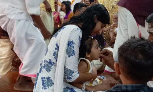 വിജയദശമി ദിനത്തില് അറിവിന്റെ ആദ്യാക്ഷരം കുറിച്ച് കുരുന്നുകള് വിജയദശമി ദിനത്തില് അറിവിന്റെ ആദ്യാക്ഷരം കുറിച്ച് കുരുന്നുകള്