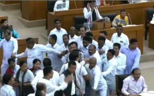 ത്രിപുര നിയമസഭയില് കൈയാങ്കളി; എംഎല്എമാര് തമ്മില് ഏറ്റുമുട്ടി ത്രിപുര നിയമസഭയില് കൈയാങ്കളി; എംഎല്എമാര് തമ്മില് ഏറ്റുമുട്ടി