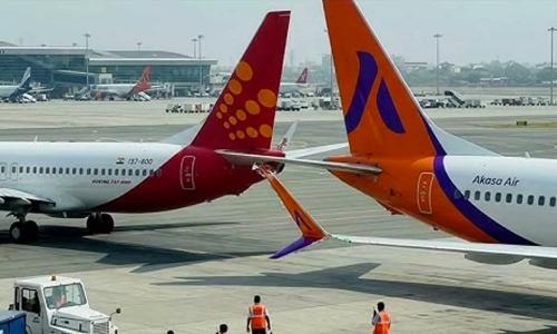 ഡൽഹി വിമാനത്താവളത്തിൽ വിമാനങ്ങൾ കൂട്ടിയിടിച്ചു; പൈലറ്റുമാർക്ക് സസ്പെൻഷൻ