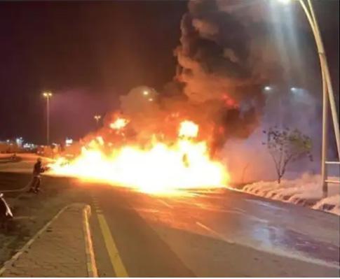 സൗദിയിൽ പെട്രോൾ‍ ടാങ്കറിനു തീപിടിച്ച് നിരവധി വാഹനങ്ങൾ കത്തി നശിച്ചു