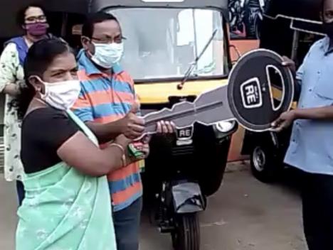 നാ­ട്ടി­ലേ­യ്ക്ക് പോ­യ പ്രവാ­സി­യെ­ സഹാ­യി­ച്ച് ഗു­രു­കൃ­പ കൂ­ട്ടാ­യ്മ