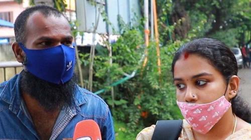 കുഞ്ഞിനെ വിട്ടുകിട്ടാൻ സെക്രട്ടറിയേറ്റ് പടിക്കൽ നിരാഹാര സമരവുമായി അനുപമ കുഞ്ഞിനെ വിട്ടുകിട്ടാൻ സെക്രട്ടറിയേറ്റ് പടിക്കൽ നിരാഹാര സമരവുമായി അനുപമ