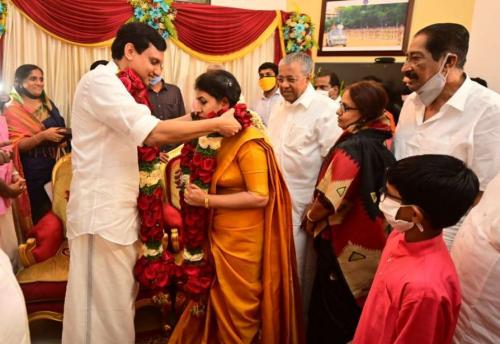 മുഖ്യമന്ത്രി പിണറായി വിജയന്റെ മകൾ വീണയും മുഹമ്മദ് റിയാസും വിവാഹിതരായി   