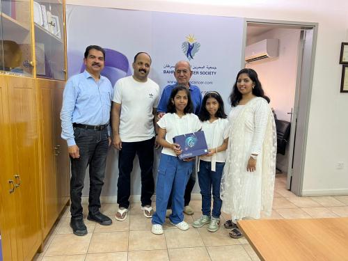 സ്വാതന്ത്ര്യദിനത്തിൽ കാൻസർ രോഗികൾക്ക് മുടി ദാനം നൽകി ഇരട്ട സഹോദരിമാരും അമ്മയും സ്വാതന്ത്ര്യദിനത്തിൽ കാൻസർ രോഗികൾക്ക് മുടി ദാനം നൽകി ഇരട്ട സഹോദരിമാരും അമ്മയും
