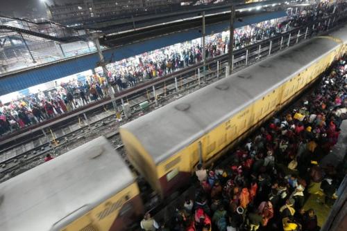 ന്യൂഡല്ഹി റെയില്വേ സ്റ്റേഷനില് തിക്കിലും തിരക്കിലും പെട്ട് മരിച്ചവരുടെ എണ്ണം 18ആയി ന്യൂഡല്ഹി റെയില്വേ സ്റ്റേഷനില് തിക്കിലും തിരക്കിലും പെട്ട് മരിച്ചവരുടെ എണ്ണം 18ആയി