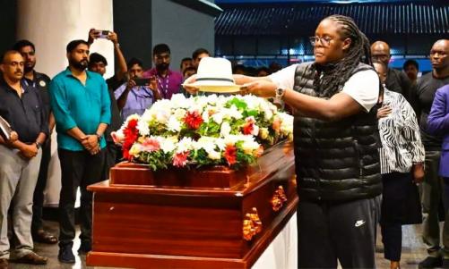 റെയ്ല ഒഡിംഗയുടെ മൃതദേഹം കെനിയയിലെത്തിച്ചു; ഏഴ് ദിവസത്തെ ദുഃഖാചരണം റെയ്ല ഒഡിംഗയുടെ മൃതദേഹം കെനിയയിലെത്തിച്ചു; ഏഴ് ദിവസത്തെ ദുഃഖാചരണം