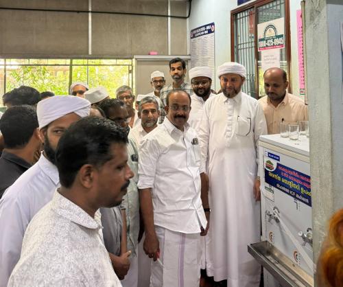 ഐ.സി.എഫ് ആവള ഹെൽത്ത് സെന്ററിലേക്ക് സെന്റിനറി ഉപഹാരം നൽകി