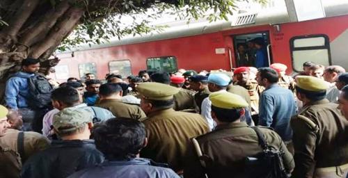 ടിക്കറ്റിനെ ചൊല്ലി തർക്കം; ടിടിഇ ട്രെയിനിൽ നിന്ന് തള്ളിയിട്ട് സൈനികന്റെ കാൽ അറ്റുപോയി ടിക്കറ്റിനെ ചൊല്ലി തർക്കം; ടിടിഇ ട്രെയിനിൽ നിന്ന് തള്ളിയിട്ട് സൈനികന്റെ കാൽ അറ്റുപോയി