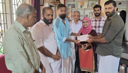 ഐ.വൈ.സി.സി ബഹ്‌റൈൻ 'സാന്ത്വനസ്പർശം' : ഷാമിൽ മോന് സഹായനിധി കൈമാറി