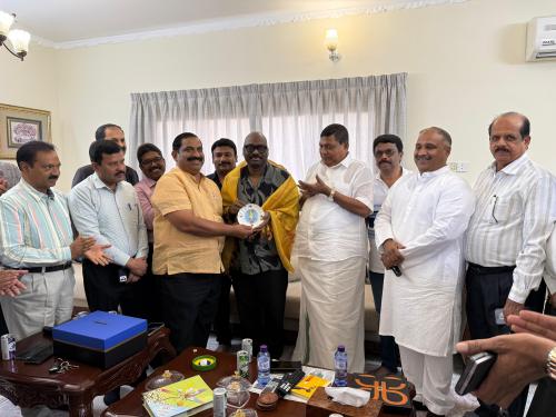 ഡോ ജാസി ഗിഫ്റ്റിന് ബഹ്റൈൻ മലയാളി ബിസിനസ് ഫോറം ഭാരവാഹികൾ ആദരിച്ചു. ഡോ ജാസി ഗിഫ്റ്റിന് ബഹ്റൈൻ മലയാളി ബിസിനസ് ഫോറം ഭാരവാഹികൾ ആദരിച്ചു.