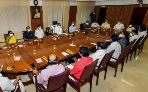 ഒമിക്രോൺ: കേരളത്തിലെ സ്കൂളുകളും കോളജുകളും തത്കാലം അടയ്ക്കില്ല ഒമിക്രോൺ: കേരളത്തിലെ സ്കൂളുകളും കോളജുകളും തത്കാലം അടയ്ക്കില്ല