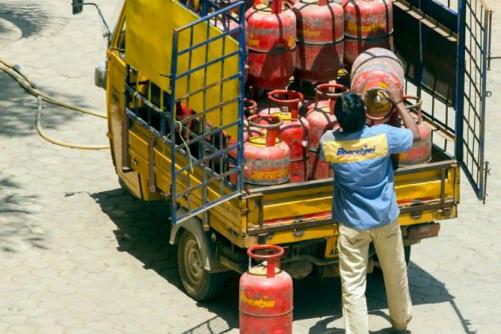 പാചകവാതക പ്രതിസന്ധി: കേന്ദ്രം നിയന്ത്രണങ്ങൾ കടുപ്പിച്ചു; ഗ്യാസ് ബുക്കിംഗ് ഇടവേള 25 ദിവസമാക്കി ഉയർത്തി