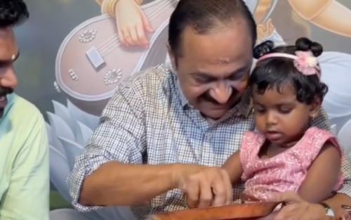 സംസ്ഥാനത്ത് വിദ്യാരംഭം: കുരുന്നുകൾ ആദ്യാക്ഷരം കുറിച്ചു; ക്ഷേത്രങ്ങളിലും സാംസ്കാരിക കേന്ദ്രങ്ങളിലും വൻ തിരക്ക്